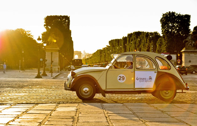 4-Roues-sous-1-Parapluie-8-630x405-C-OTCP