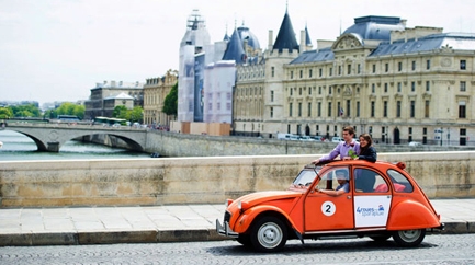 Romantic car ride on a 2CV Citroën