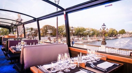 Gastronomic lunch on a panoramic bus