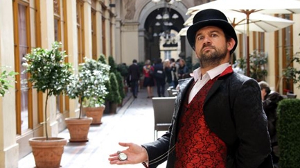 Visit & Performance in the covered passages (in French)