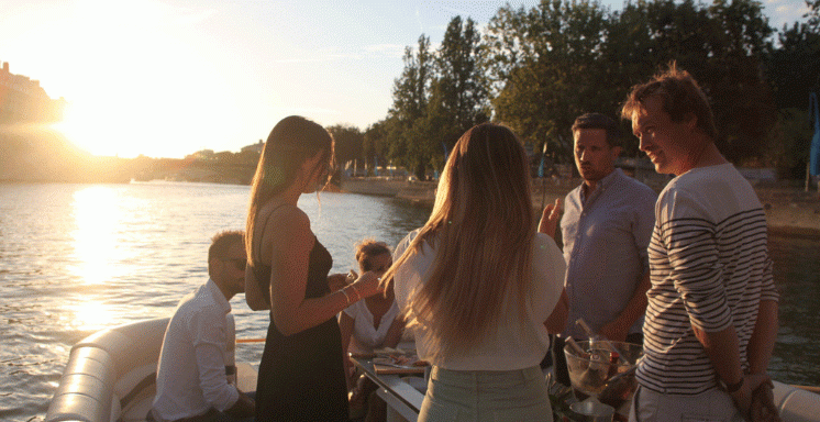 DÉGUSTATION DE CHAMPAGNE SUR LA SEINE